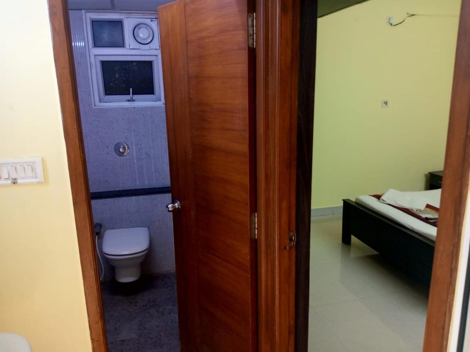 The Posh Residency, Ecr Bed and Breakfast Chennai Exteriör bild