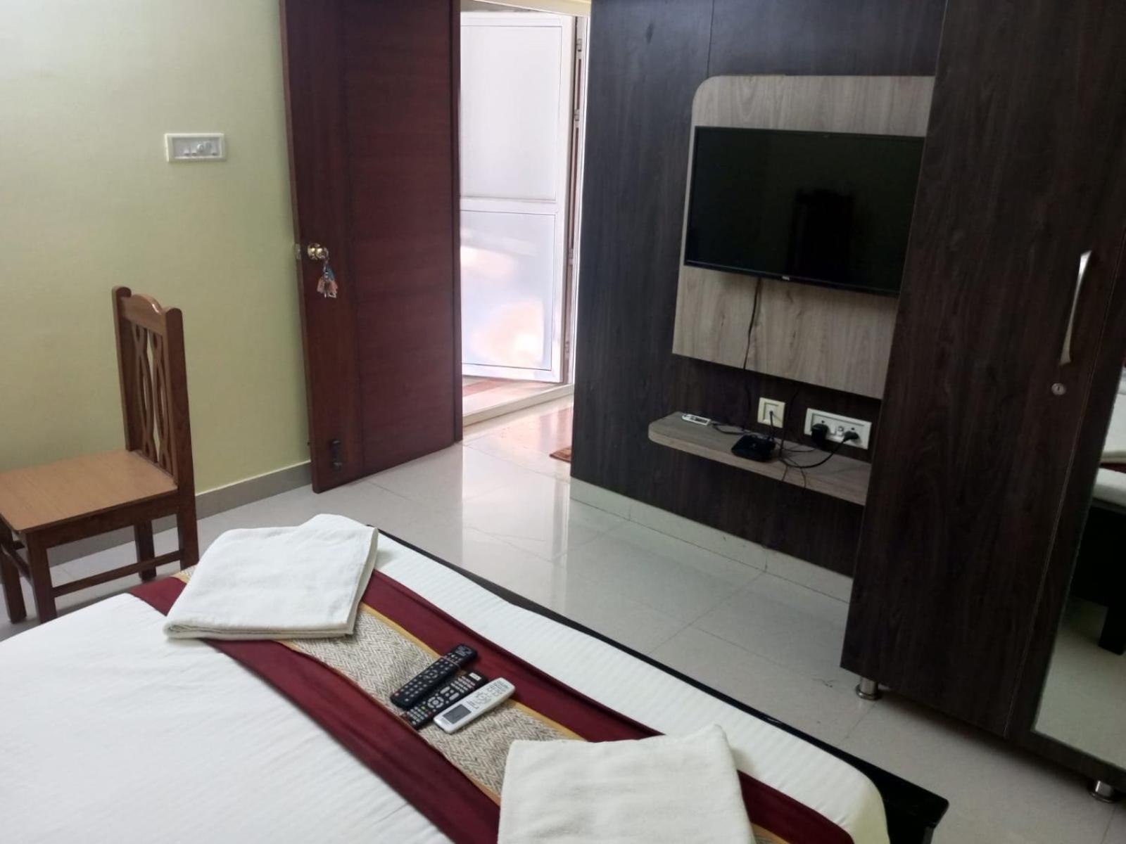 The Posh Residency, Ecr Bed and Breakfast Chennai Exteriör bild