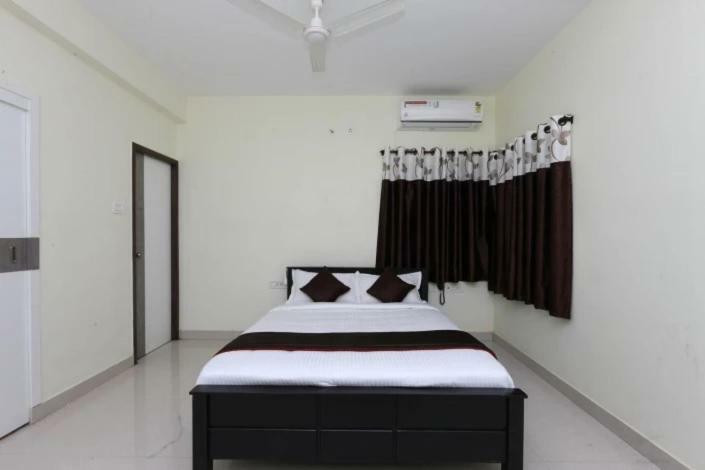 The Posh Residency, Ecr Bed and Breakfast Chennai Exteriör bild